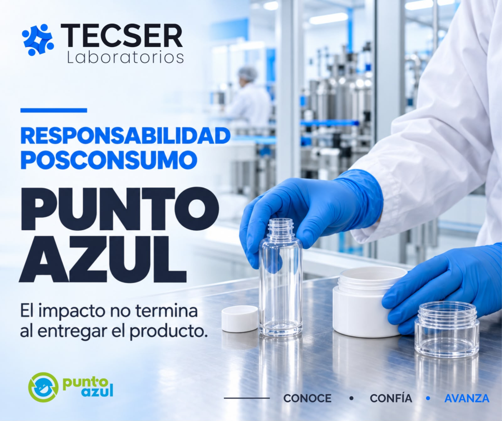 Manos con guantes azules manipulando envases cosméticos vacíos sobre una mesa de acero en un laboratorio de Tecser