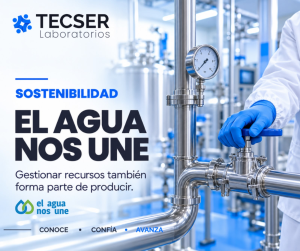 Operario con guante azul comprobando una conducción de agua en una planta de producción cosmética de Tecser